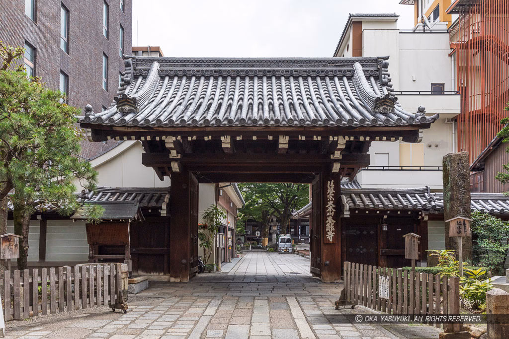 View of Honno-ji: Original Site and Present Temple